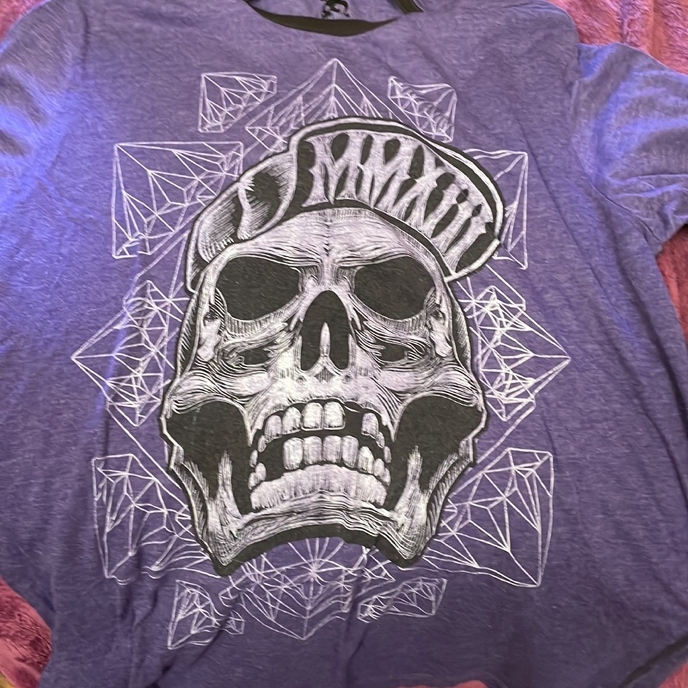 EUC Skully Purple Tee with Skull Wearing Ball Cap, Size Large (42-44)